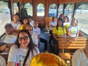 Un tranvía cargado de milagros recorrió el corazón de la ciudad