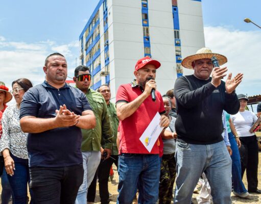 Alcalde Héctor Soto pone en marcha reasfaltado de estacionamientos en el Complejo El Sol
