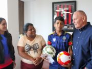 Di Martino entregó boleto aéreo a joven futbolista para competir en España