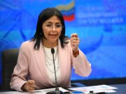 Gobierno suspende clases por una semana más tras emergencia en el país