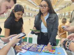 Fomutur sigue la fiebre mundialista con el intercambio de barajitas