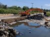 Alcaldía despeja en la parroquia Idelfonso Vásquez dos puentes obstruidos por desechos