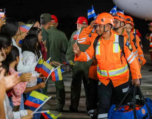 Rescatistas de El Salvador llegan a Venezuela con 50 toneladas de ayuda humanitaria
