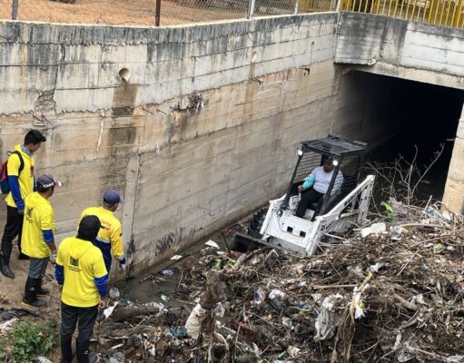 Alcaldía de Maracaibo cumplió labores previas de limpieza en la Cañada Morillo