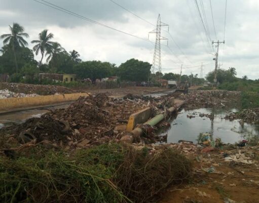 IMAU despliega maquinaria pesada en Puente Espuma para atender contingencia por lluvias